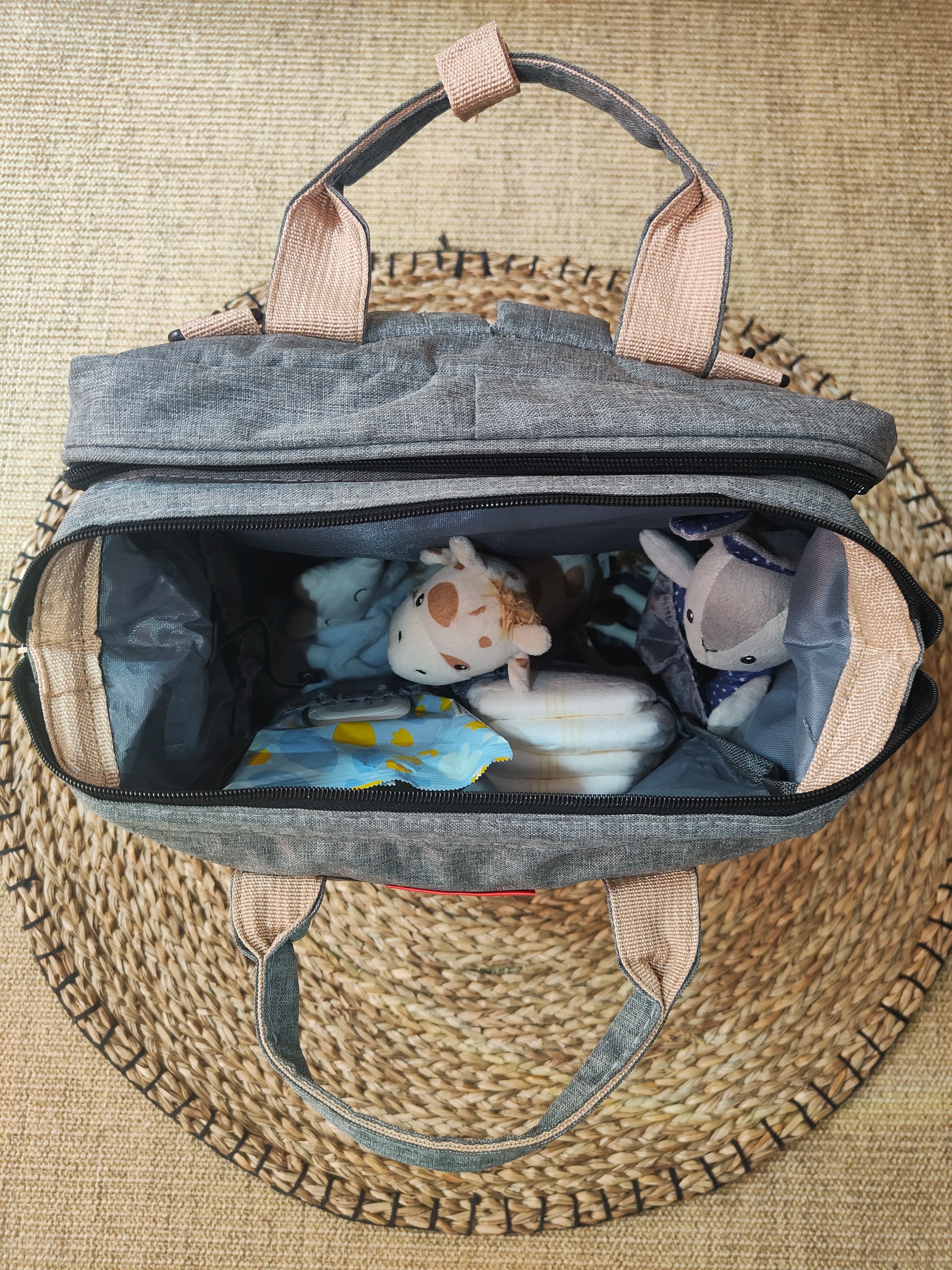 L'intérieur du sac à langer avec tout le nécessaire de bébé-lingettes-doudou-couches-changes